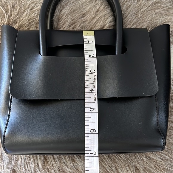 Quiet Luxury Black handbag with removable crossbody strap - Picture 11 of 15